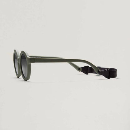 Die unkaputtbare Sonnenbrille für Kleinkinder! Flexibles Material, verstellbares Kopfband und 100% UV-Schutz (UV400) für kleine, wilde Entdecker.