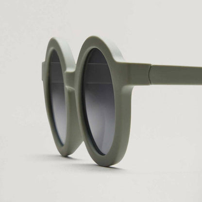 Die unkaputtbare Sonnenbrille für Kleinkinder! Flexibles Material, verstellbares Kopfband und 100% UV-Schutz (UV400) für kleine, wilde Entdecker.