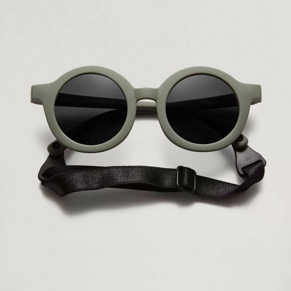 Die unkaputtbare Sonnenbrille für Kleinkinder! Flexibles Material, verstellbares Kopfband und 100% UV-Schutz (UV400) für kleine, wilde Entdecker.