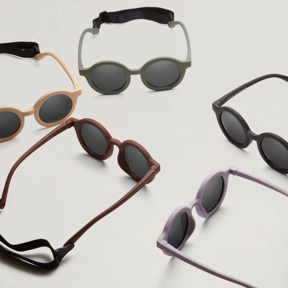 Die unkaputtbare Sonnenbrille für Kleinkinder! Flexibles Material, verstellbares Kopfband und 100% UV-Schutz (UV400) für kleine, wilde Entdecker.