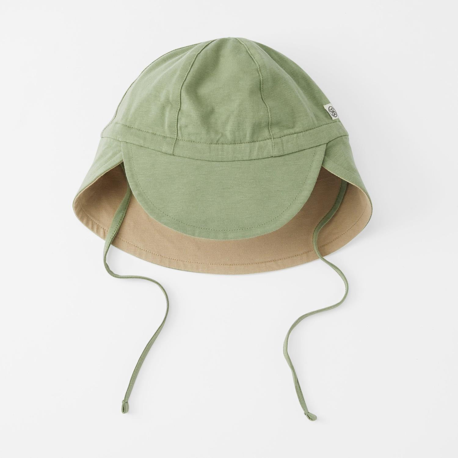 Zuverlässiger UV-Schutz für kleine Köpfe. Der leichte, mitwachsende Sonnenhut aus weichem Bambus-Mix schützt Nacken und Ohren perfekt vor der Sonne.