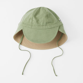 Zuverlässiger UV-Schutz für kleine Köpfe. Der leichte, mitwachsende Sonnenhut aus weichem Bambus-Mix schützt Nacken und Ohren perfekt vor der Sonne.