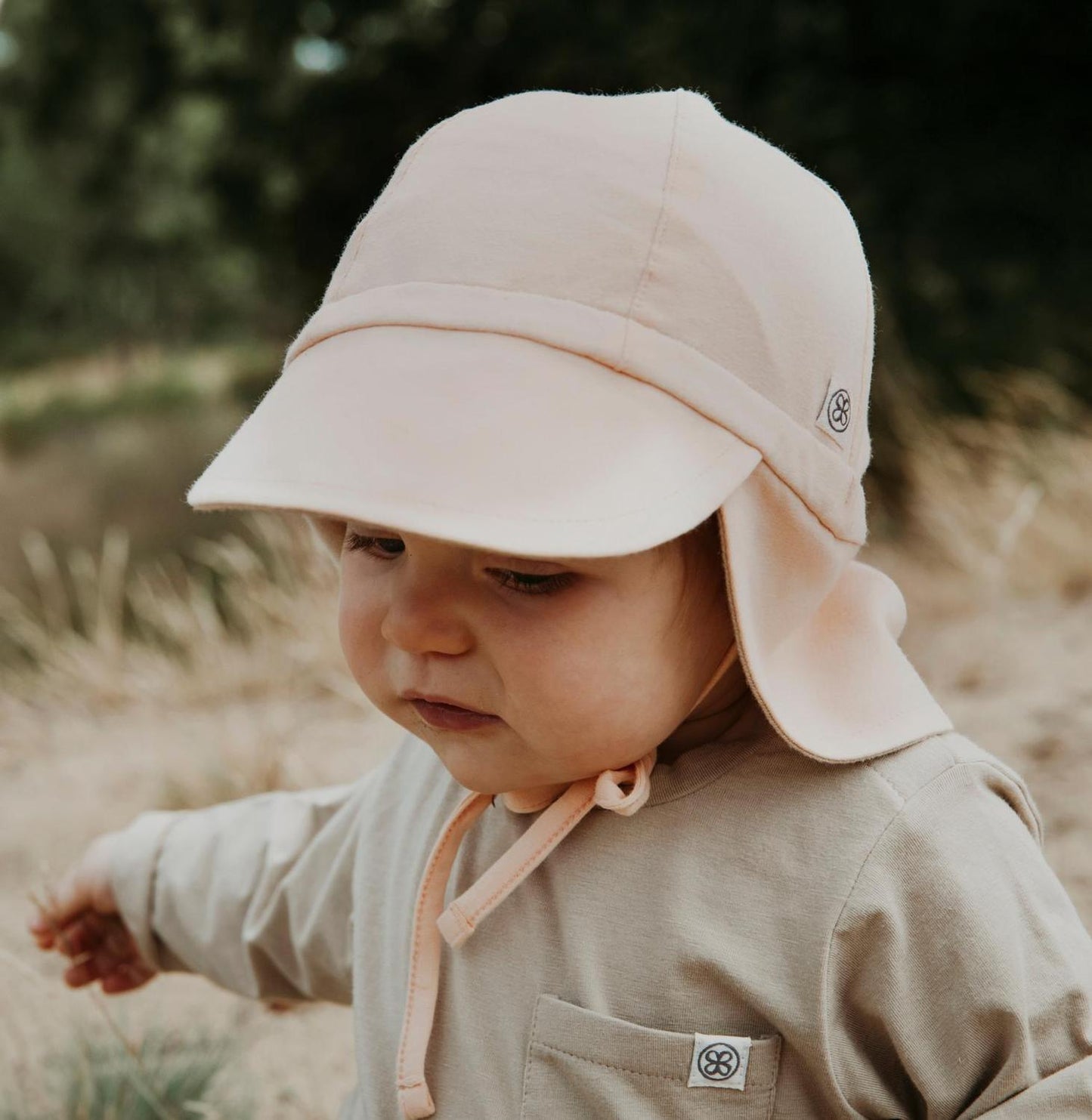 Zuverlässiger UV-Schutz für kleine Köpfe. Der leichte, mitwachsende Sonnenhut aus weichem Bambus-Mix schützt Nacken und Ohren perfekt vor der Sonne.