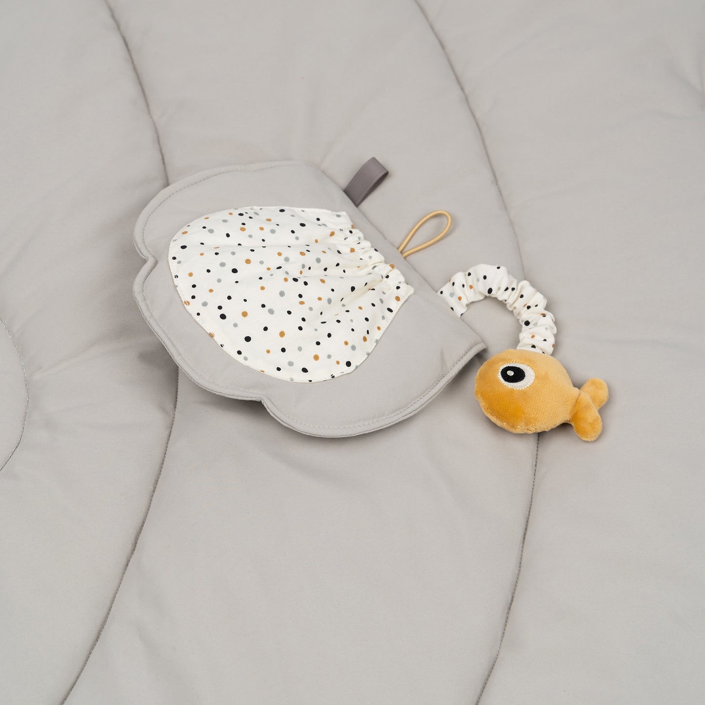 Ein weiches Ocean-Abenteuer für dein Baby! Die gepolsterte Erlebnisdecke mit verstellbarem Spielbogen und 5 Anhängern fördert die Sinne ab dem 1. Tag.