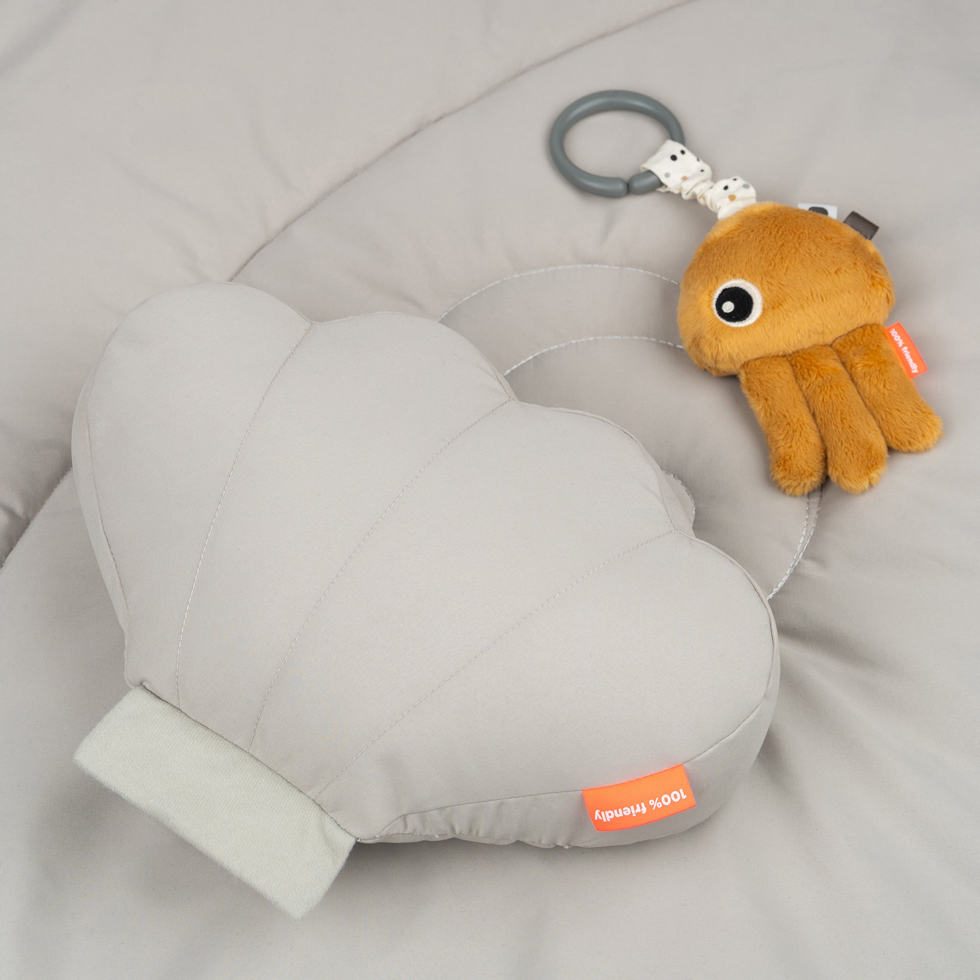 Ein weiches Ocean-Abenteuer für dein Baby! Die gepolsterte Erlebnisdecke mit verstellbarem Spielbogen und 5 Anhängern fördert die Sinne ab dem 1. Tag.