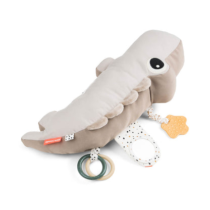Der perfekte Tummy-Time-Trainer! Das weiche Kissen in Krokodil-Form stützt den Oberkörper, stärkt Nacken und Rücken und fördert die Motorik deines Babys.