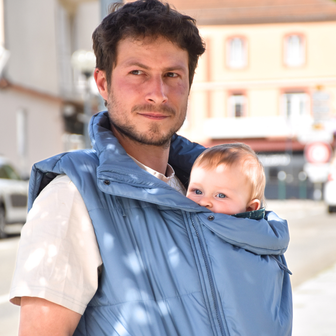 Der stylische Zwiebel-Look! Die warm wattierte Unisex-Trageweste im lässigen Oversized-Style passt dank weitenregulierbaren Reißverschlüssen für Mamas und Papas.