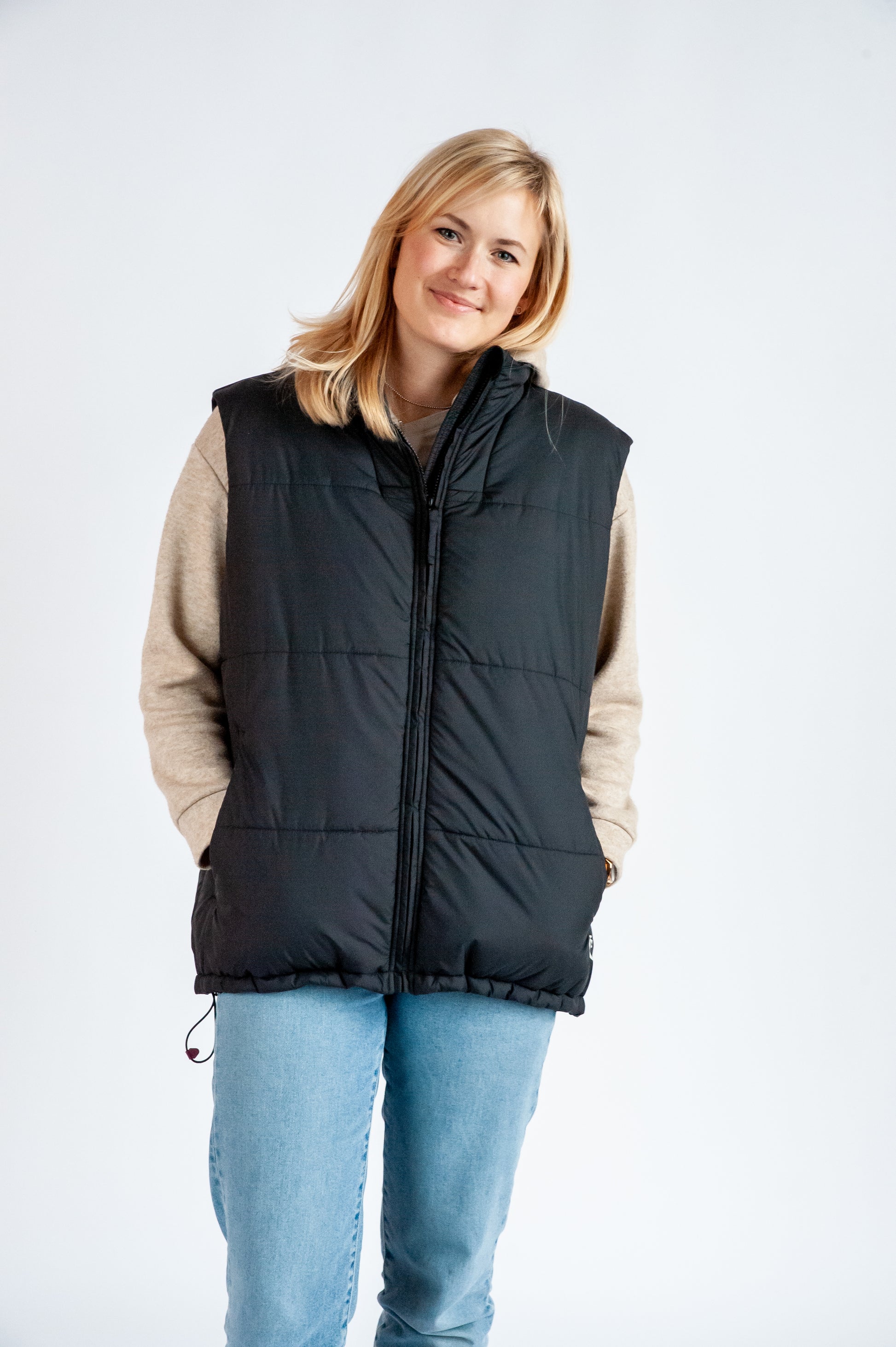 Der stylische Zwiebel-Look! Die warm wattierte Unisex-Trageweste im lässigen Oversized-Style passt dank weitenregulierbaren Reißverschlüssen für Mamas und Papas.