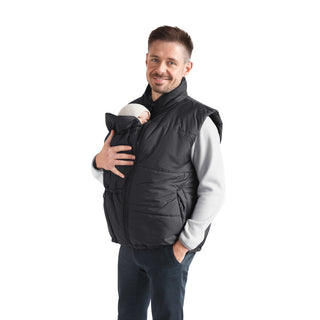 Der stylische Zwiebel-Look! Die warm wattierte Unisex-Trageweste im lässigen Oversized-Style passt dank weitenregulierbaren Reißverschlüssen für Mamas und Papas.