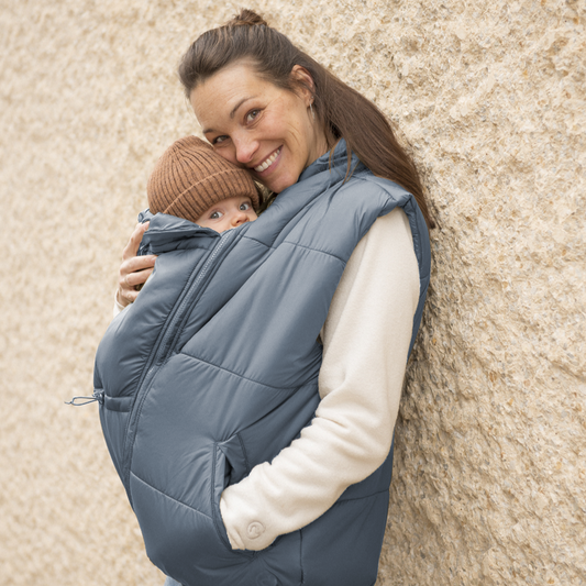 Der stylische Zwiebel-Look! Die warm wattierte Unisex-Trageweste im lässigen Oversized-Style passt dank weitenregulierbaren Reißverschlüssen für Mamas und Papas.