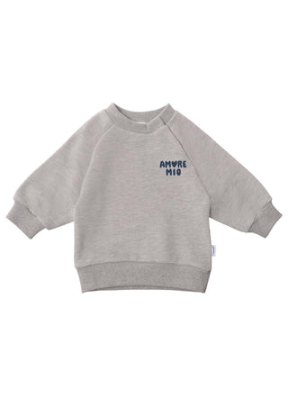 Die süßeste Liebeserklärung zum Anziehen! Das kuschelige graue Sweatshirt mit """"Amore Mio""""-Schriftzug bringt italienisches Flair in den Kinder-Alltag.""