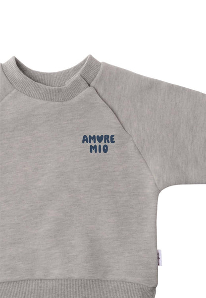 Die süßeste Liebeserklärung zum Anziehen! Das kuschelige graue Sweatshirt mit """"Amore Mio""""-Schriftzug bringt italienisches Flair in den Kinder-Alltag.""