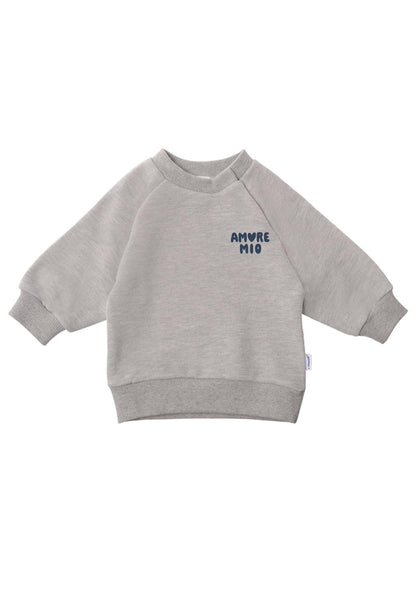 Die süßeste Liebeserklärung zum Anziehen! Das kuschelige graue Sweatshirt mit """"Amore Mio""""-Schriftzug bringt italienisches Flair in den Kinder-Alltag.""