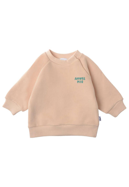 Die süßeste Liebeserklärung zum Anziehen! Das kuschelige graue Sweatshirt mit """"Amore Mio""""-Schriftzug bringt italienisches Flair in den Kinder-Alltag.""