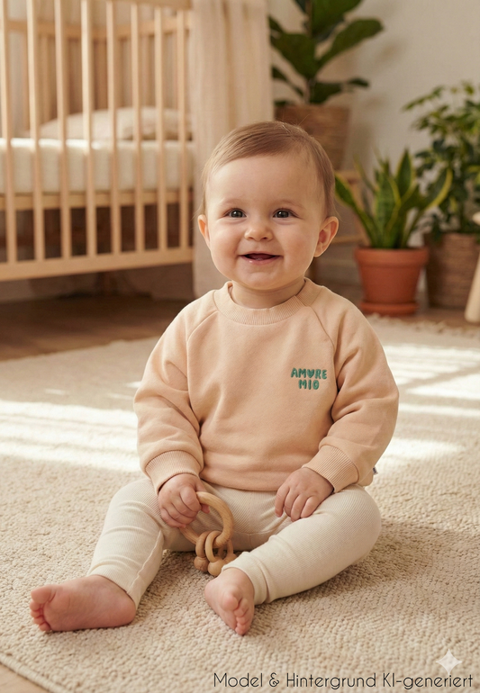 Die süßeste Liebeserklärung zum Anziehen! Das kuschelige graue Sweatshirt mit """"Amore Mio""""-Schriftzug bringt italienisches Flair in den Kinder-Alltag.""