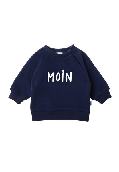 Ein klares Statement aus dem Norden! Das lässige blaue Sweatshirt mit kultigem """"Moin""""-Schriftzug ist kuschelig weich angeraut und super bequem.""