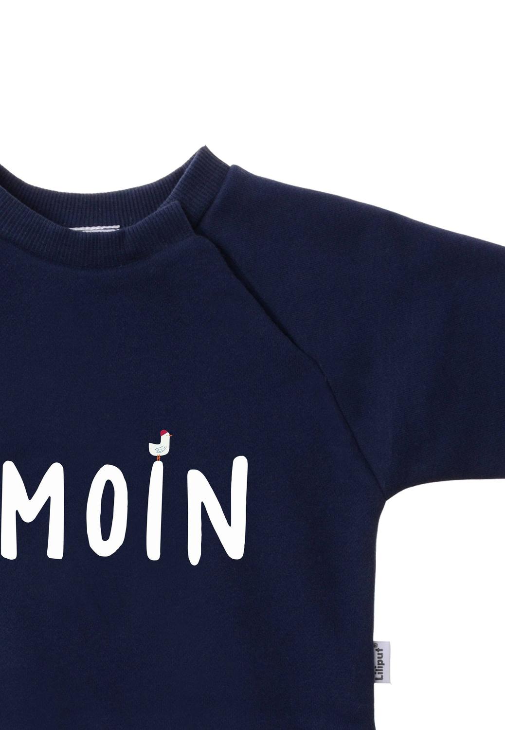 Ein klares Statement aus dem Norden! Das lässige blaue Sweatshirt mit kultigem """"Moin""""-Schriftzug ist kuschelig weich angeraut und super bequem.""