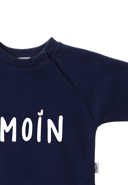 Ein klares Statement aus dem Norden! Das lässige blaue Sweatshirt mit kultigem """"Moin""""-Schriftzug ist kuschelig weich angeraut und super bequem.""
