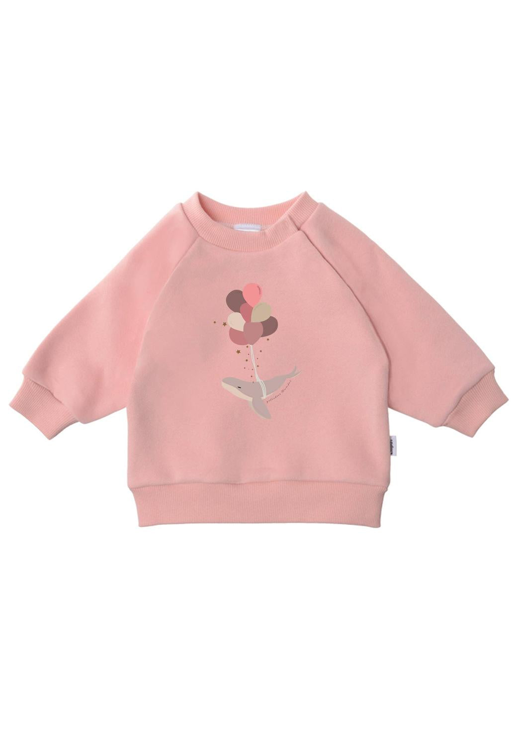 Der maritime Begleiter für kalte Tage! Das weiche Sweatshirt in zartem Dusty Pink mit niedlichem Wal-Print hält kleine Ozean-Entdecker kuschelig warm.