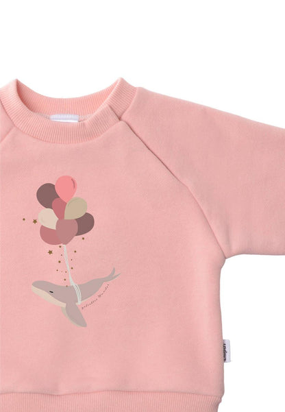 Der maritime Begleiter für kalte Tage! Das weiche Sweatshirt in zartem Dusty Pink mit niedlichem Wal-Print hält kleine Ozean-Entdecker kuschelig warm.