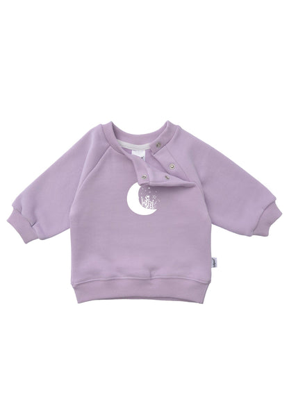 Kuschelig warm und magisch schön. Das fliederfarbene Sweatshirt mit Mond-Print ist der bequeme Alltagsbegleiter für kleine Träumer und Abenteurer.