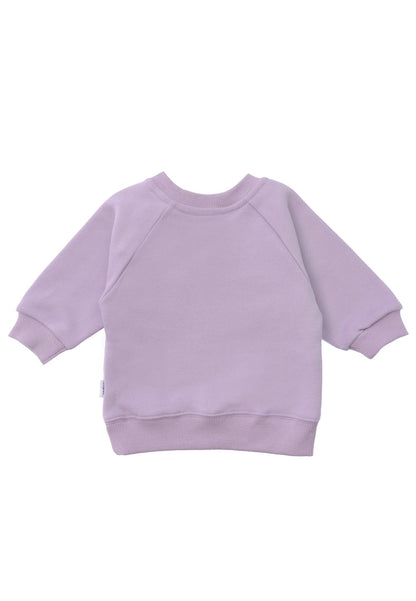 Kuschelig warm und magisch schön. Das fliederfarbene Sweatshirt mit Mond-Print ist der bequeme Alltagsbegleiter für kleine Träumer und Abenteurer.