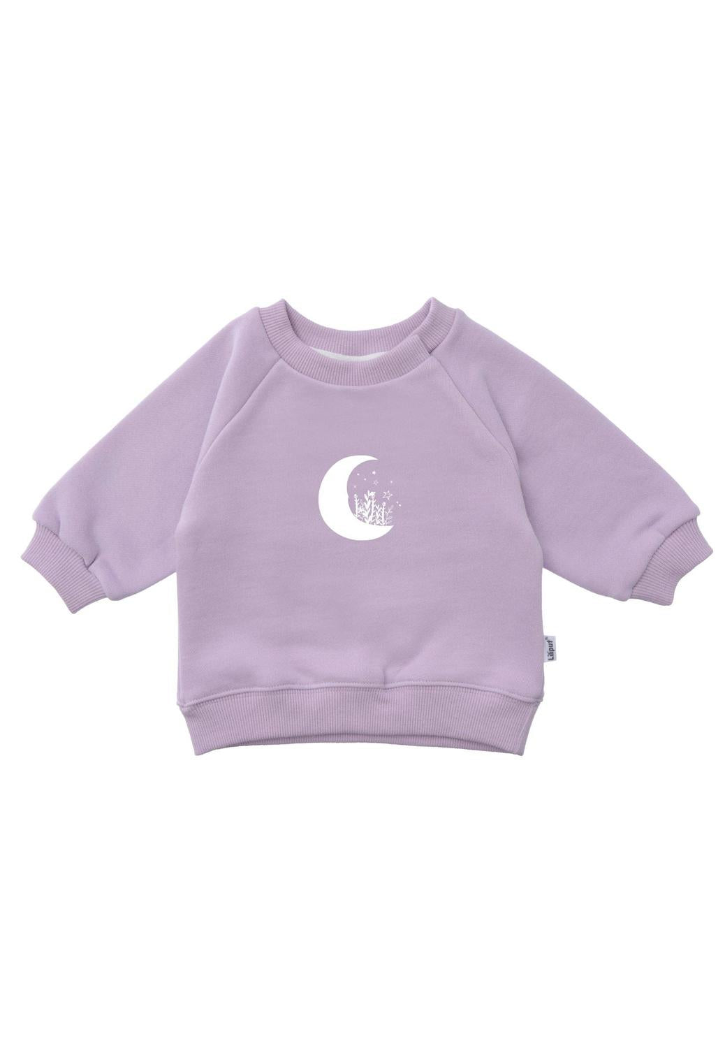 Kuschelig warm und magisch schön. Das fliederfarbene Sweatshirt mit Mond-Print ist der bequeme Alltagsbegleiter für kleine Träumer und Abenteurer.