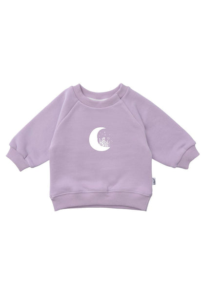 Kuschelig warm und magisch schön. Das fliederfarbene Sweatshirt mit Mond-Print ist der bequeme Alltagsbegleiter für kleine Träumer und Abenteurer.