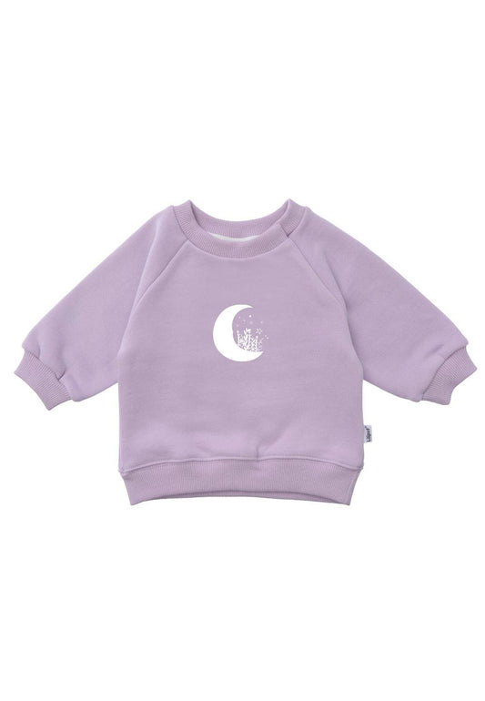 Kuschelig warm und magisch schön. Das fliederfarbene Sweatshirt mit Mond-Print ist der bequeme Alltagsbegleiter für kleine Träumer und Abenteurer.