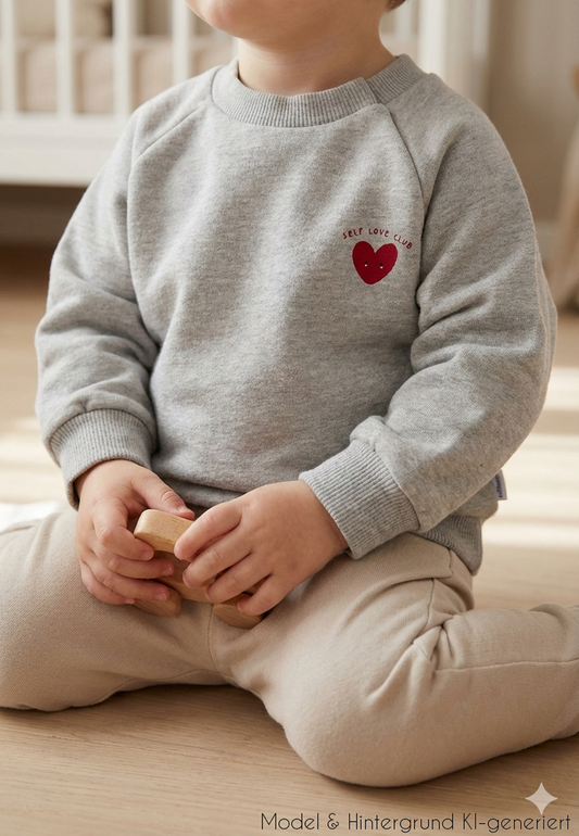 Ein starkes Statement für kleine Persönlichkeiten! Das graumelierte Kuschel-Sweatshirt mit """"Selflove Club""""-Print fördert schon früh das Selbstvertrauen.""