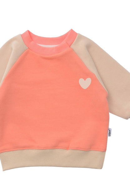 Für kleine Herzblätter! Das warme Sweatshirt in trendigem Orange und Beige mit liebevollem Herz-Print ist der perfekte Mix aus Geborgenheit und Style.