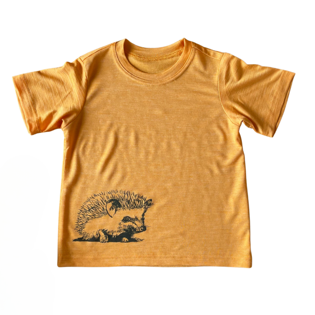 Natürlich kühlend an heißen Tagen! Das leichte Kinder T-Shirt aus Bio-Merinowolle & Seide mit süßem Geißlein-Print ist butterweich und atmungsaktiv.