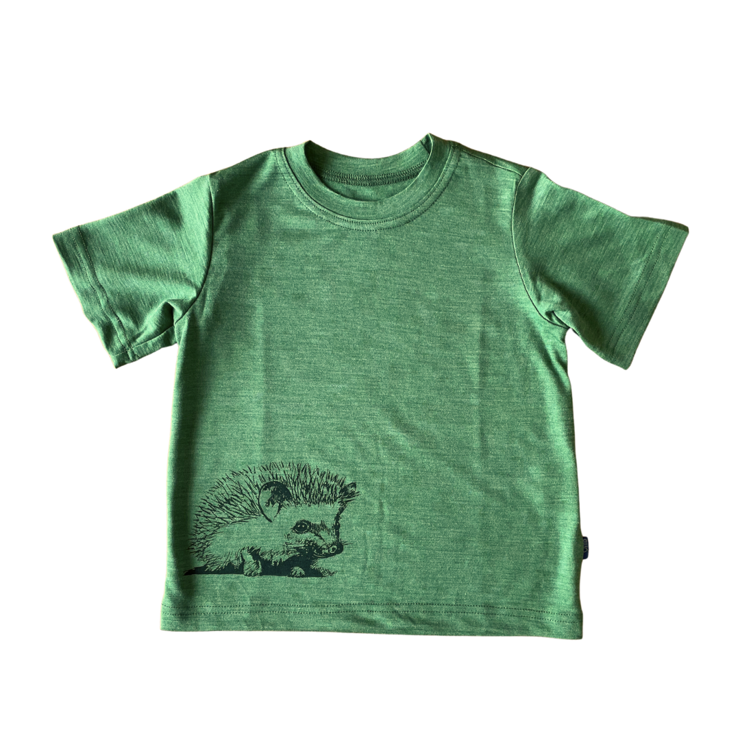 Natürlich kühlend an heißen Tagen! Das leichte Kinder T-Shirt aus Bio-Merinowolle & Seide mit süßem Geißlein-Print ist butterweich und atmungsaktiv.