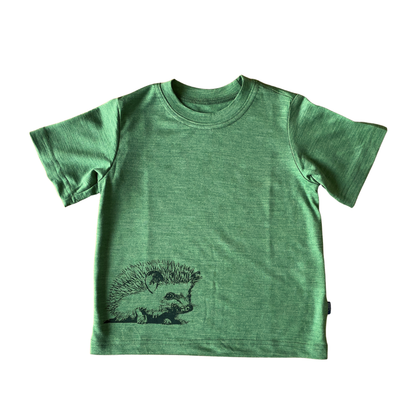 Natürlich kühlend an heißen Tagen! Das leichte Kinder T-Shirt aus Bio-Merinowolle & Seide mit süßem Geißlein-Print ist butterweich und atmungsaktiv.