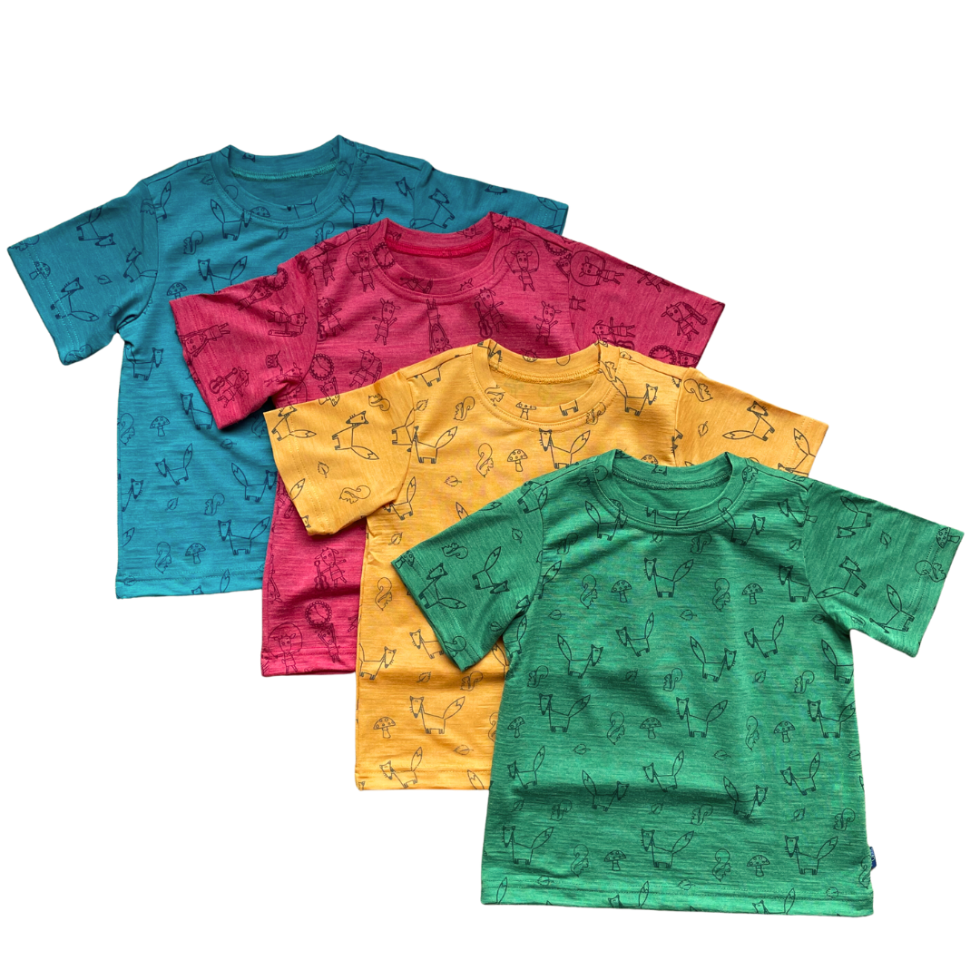 Natürlich kühlend an heißen Tagen! Das leichte Kinder T-Shirt aus Bio-Merinowolle & Seide mit süßem Geißlein-Print ist butterweich und atmungsaktiv.