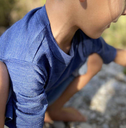 Natürlich kühlend an heißen Tagen! Das leichte Kinder T-Shirt aus Bio-Merinowolle & Seide mit süßem Geißlein-Print ist butterweich und atmungsaktiv.