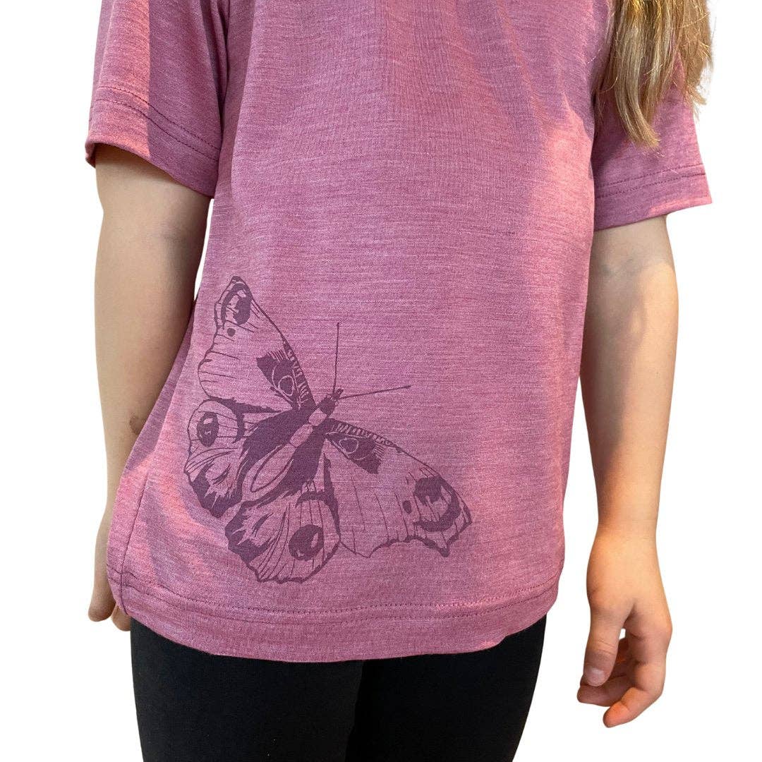 Natürlich kühlend an heißen Tagen! Das leichte Kinder T-Shirt aus Bio-Merinowolle & Seide mit süßem Geißlein-Print ist butterweich und atmungsaktiv.