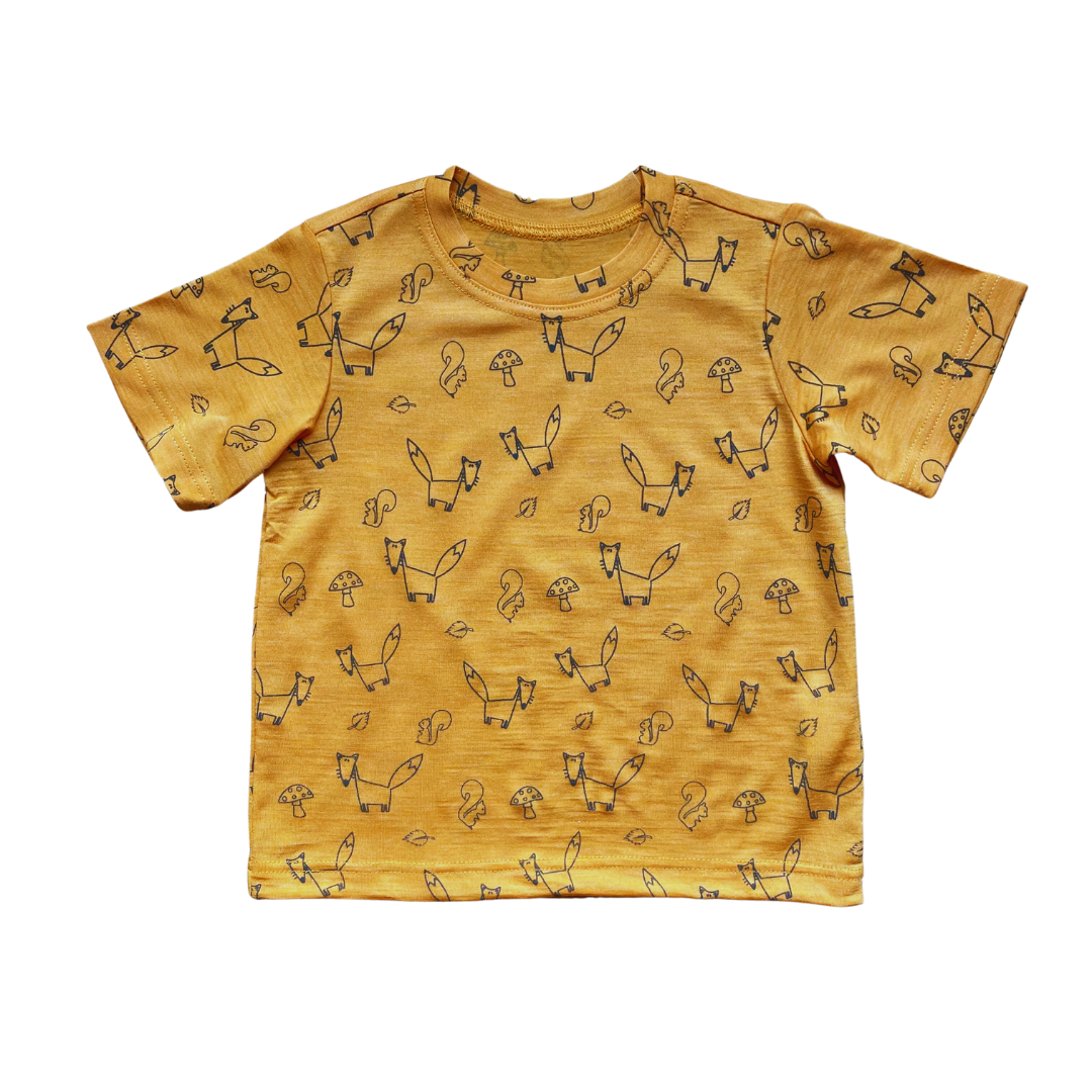 Natürlich kühlend an heißen Tagen! Das leichte Kinder T-Shirt aus Bio-Merinowolle & Seide mit süßem Geißlein-Print ist butterweich und atmungsaktiv.