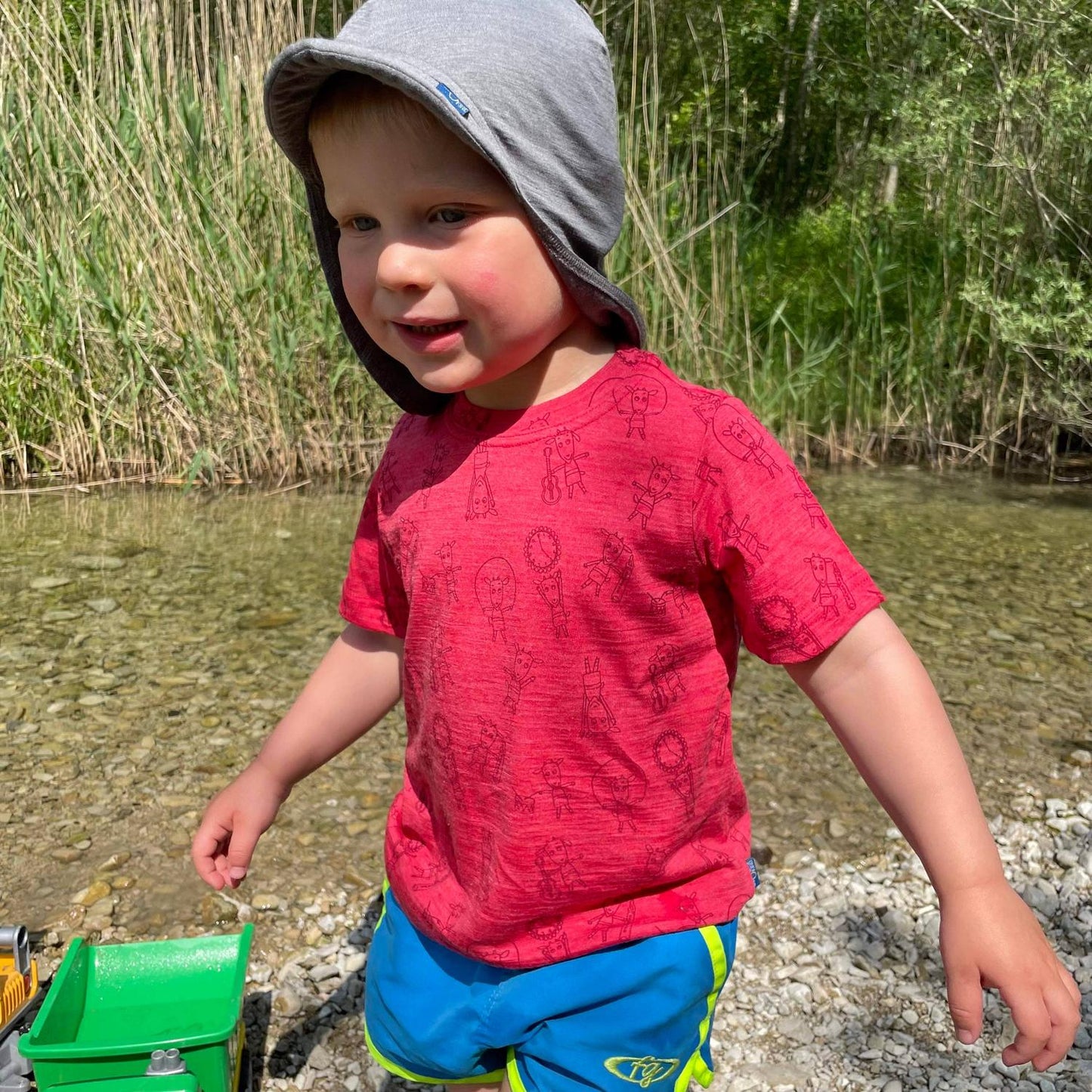 Natürlich kühlend an heißen Tagen! Das leichte Kinder T-Shirt aus Bio-Merinowolle & Seide mit süßem Geißlein-Print ist butterweich und atmungsaktiv.