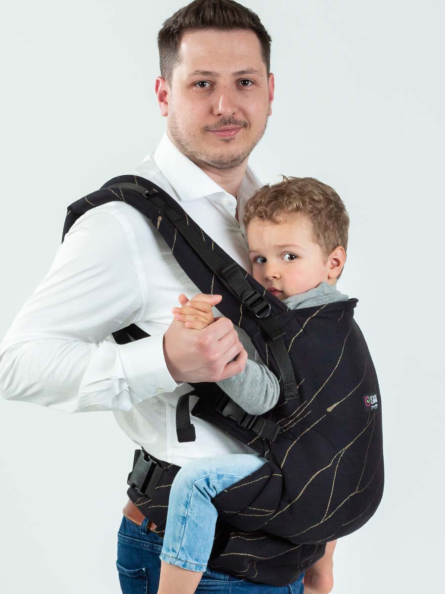 Eine Trage für die gesamte Tragezeit! Dank Sitzerweiterung passt sich diese Full-Buckle stufenlos vom Neugeborenen bis zum Vorschulkind optimal an.