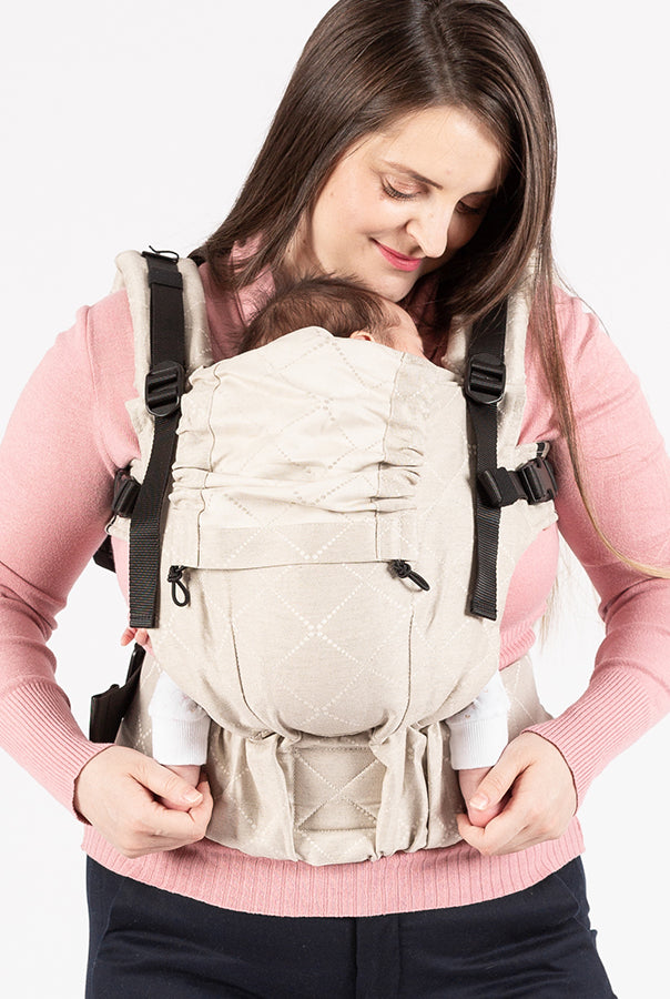 Eine Trage für die gesamte Tragezeit! Dank Sitzerweiterung passt sich diese Full-Buckle stufenlos vom Neugeborenen bis zum Vorschulkind optimal an.