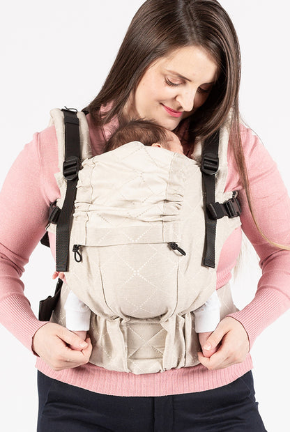 Eine Trage für die gesamte Tragezeit! Dank Sitzerweiterung passt sich diese Full-Buckle stufenlos vom Neugeborenen bis zum Vorschulkind optimal an.