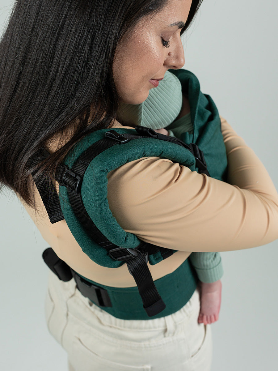 Eine Trage für die gesamte Tragezeit! Dank Sitzerweiterung passt sich diese Full-Buckle stufenlos vom Neugeborenen bis zum Vorschulkind optimal an.