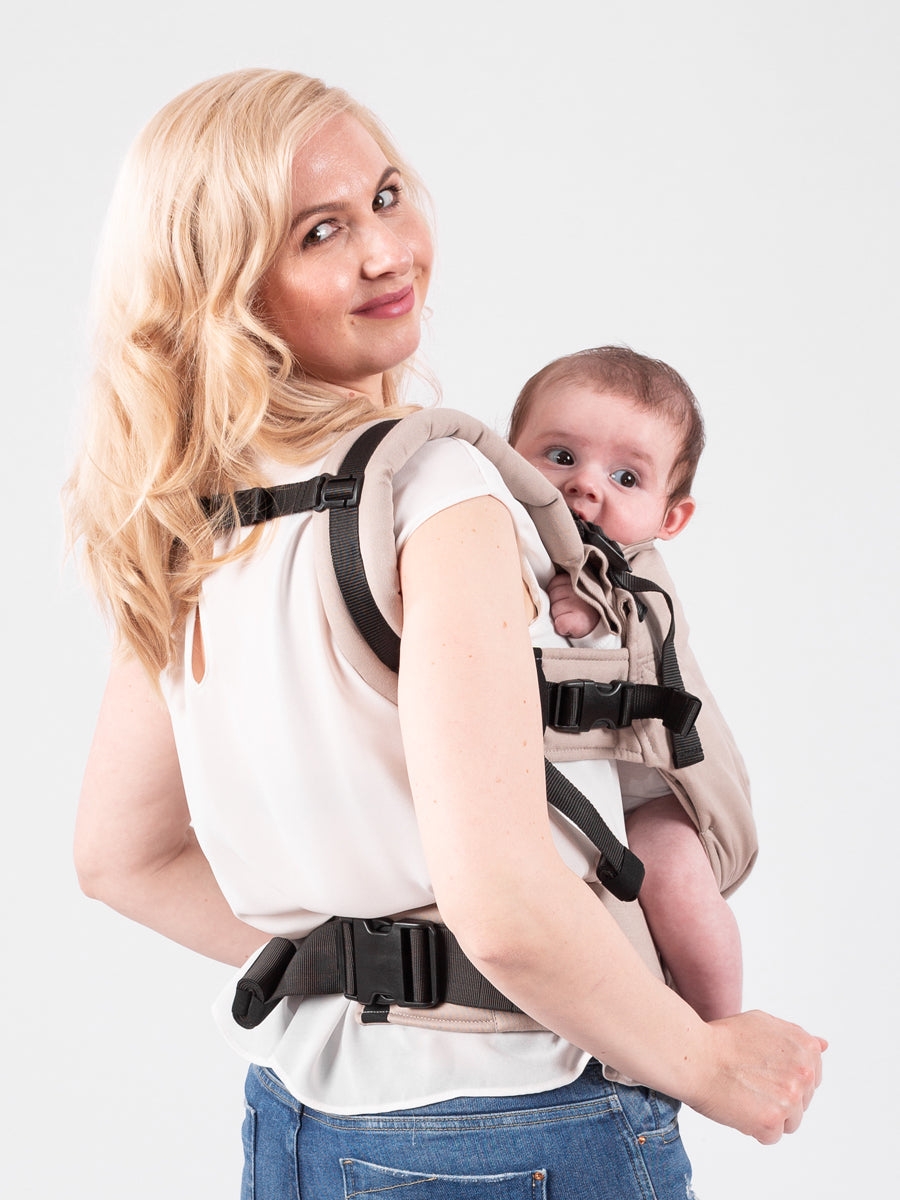 Eine Trage für die gesamte Tragezeit! Dank Sitzerweiterung passt sich diese Full-Buckle stufenlos vom Neugeborenen bis zum Vorschulkind optimal an.
