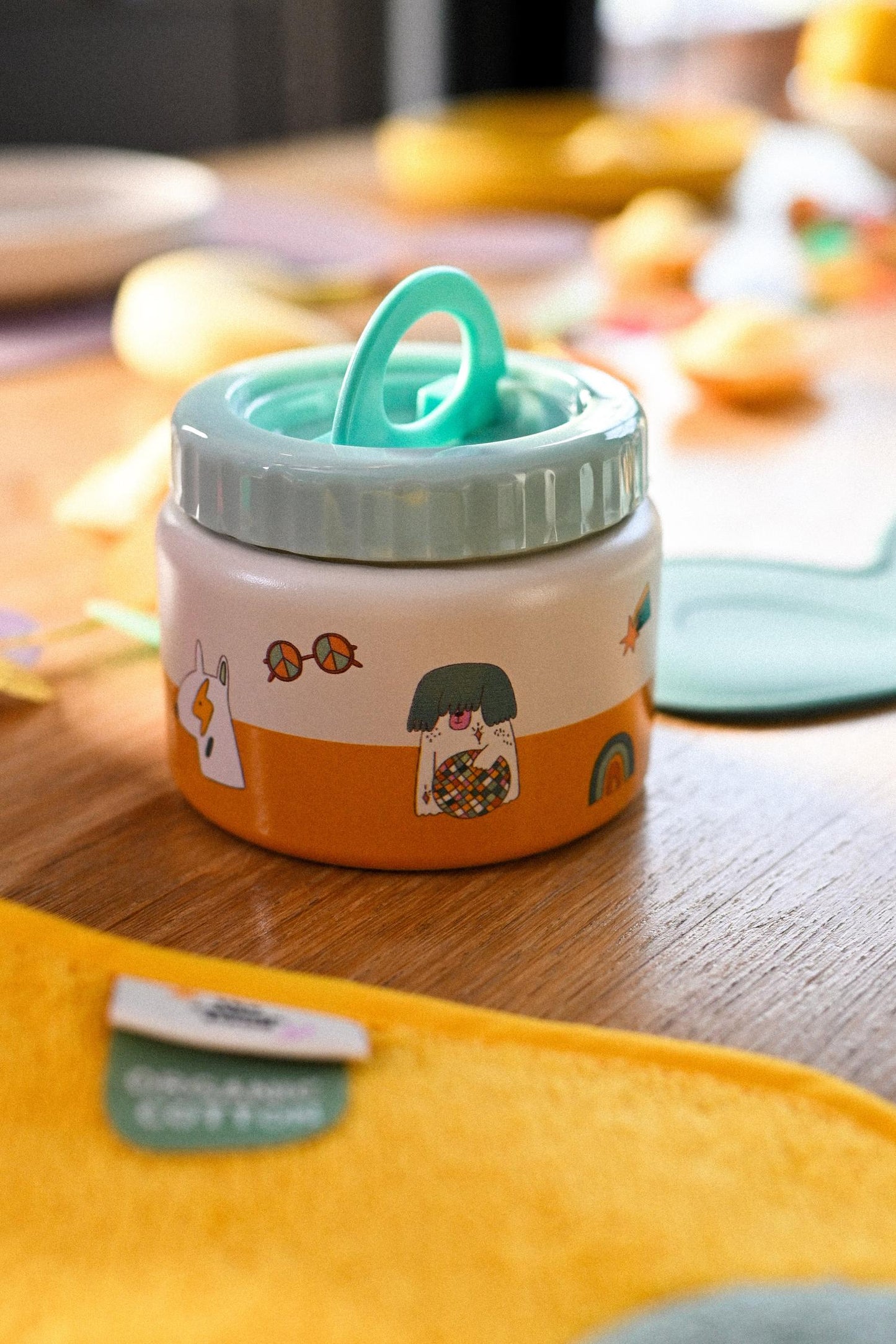 Warme Mahlzeiten für Schule und Picknick! Der auslaufsichere Thermo-Behälter aus Edelstahl hält Suppen und Brei stundenlang auf Temperatur.