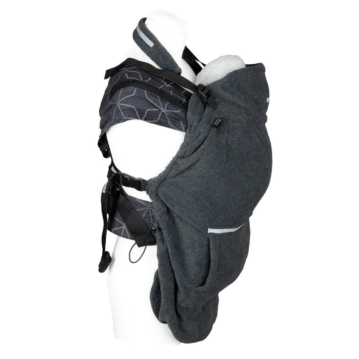 Die wärmende Schicht für kalte Tage! Das kuschelige Fleece-Cover passt universell über jede Babytrage und bietet Reflektoren für mehr Sicherheit.