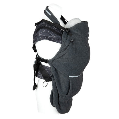 Die wärmende Schicht für kalte Tage! Das kuschelige Fleece-Cover passt universell über jede Babytrage und bietet Reflektoren für mehr Sicherheit.