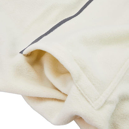 Die wärmende Schicht für kalte Tage! Das kuschelige Fleece-Cover passt universell über jede Babytrage und bietet Reflektoren für mehr Sicherheit.