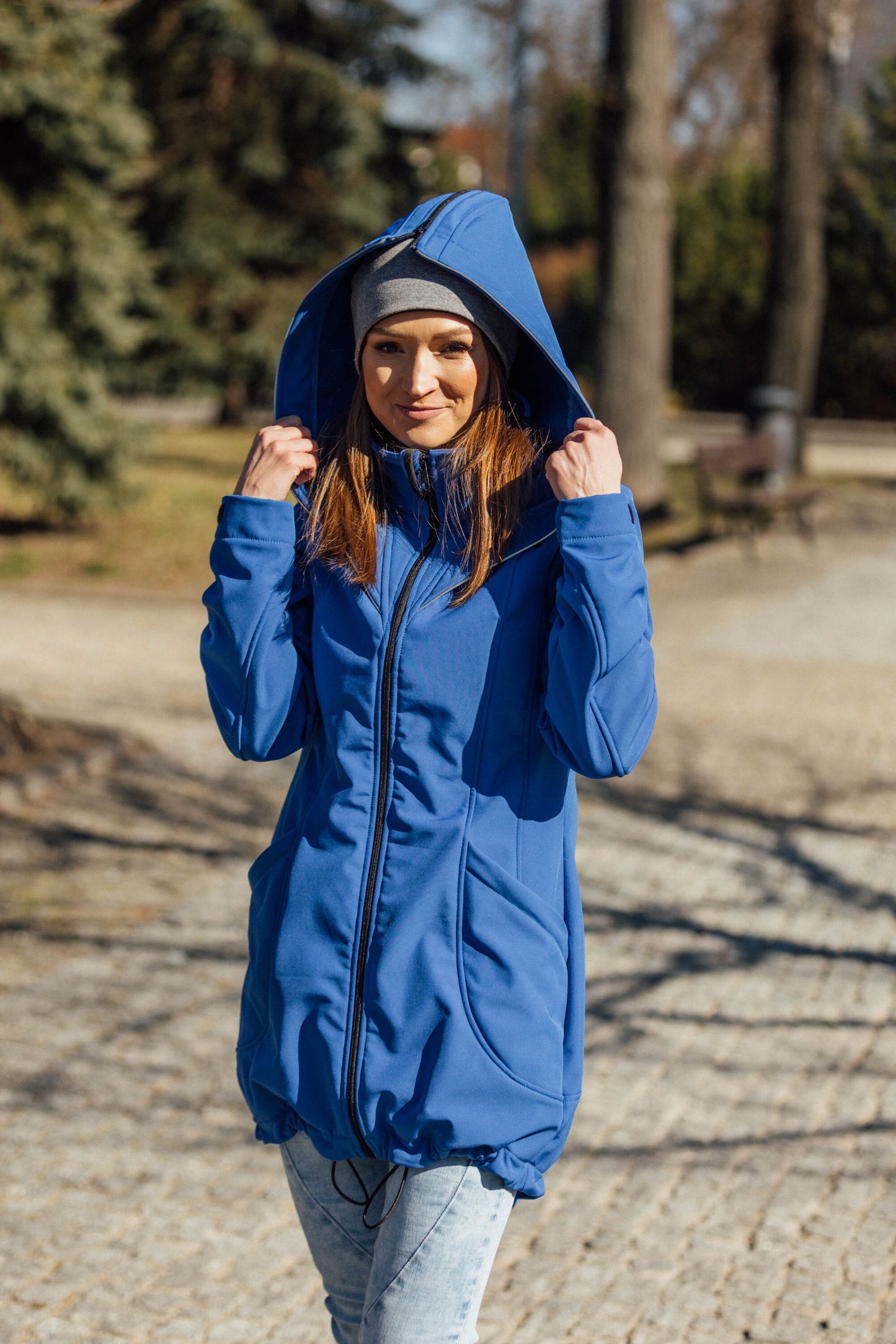 Eine Jacke für alles! Der stylische Softshell-Mantel mit Einsätzen für Schwangerschaft und Babytragen (vorne & hinten) schützt zuverlässig vor Wind und Wetter.