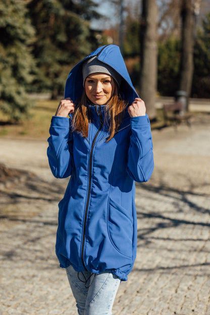 Eine Jacke für alles! Der stylische Softshell-Mantel mit Einsätzen für Schwangerschaft und Babytragen (vorne & hinten) schützt zuverlässig vor Wind und Wetter.